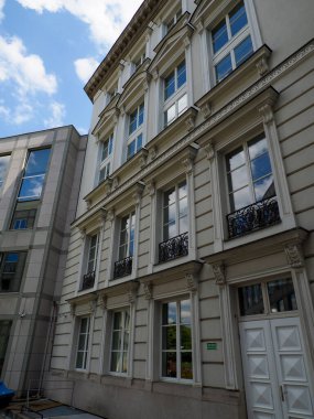 Klasik Avrupai şehir sokak manzarası, çok katlı binalar ve geleneksel cepheleriyle çok katlı tarihi mimari sergiliyor.