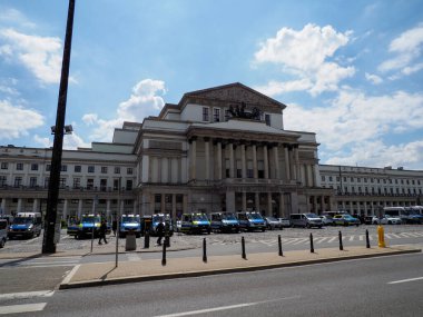 Muhteşem neoklasik saray avlusu dramatik gökyüzü ile Avrupa 'nın mimari ihtişamını Varşova şehir merkezinde sergiliyor