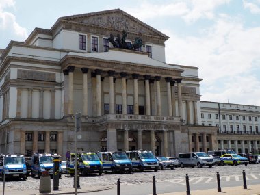 Büyük neoklasik hükümet sarayı cephesi. Mavi gökyüzünün altında kurumsal güç ve mirası temsil eden sütunlar.
