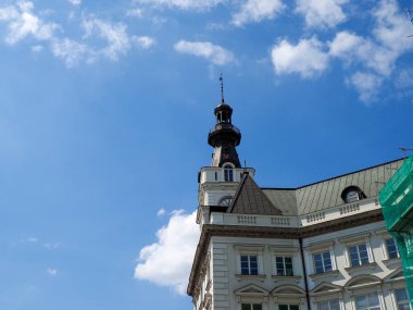 Barok kubbeli tarihi kilise çan kulesi, parlak mavi gökyüzüne karşı Varşova 'da dini mimari güzellikler sergiliyor.