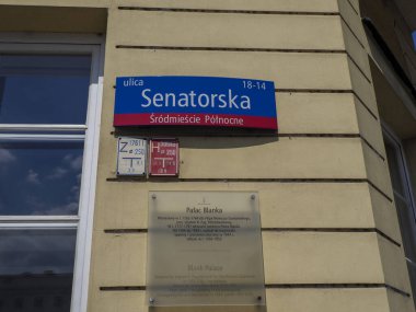 Tarihi Varşova bölgesinde kentsel navigasyonu gösteren klasik bina duvarına Senatorska sokağı tabelası asıldı