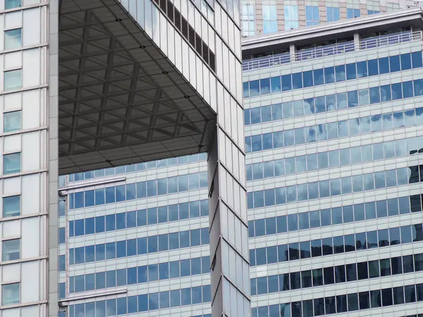 Birden fazla cam kulesi olan modern şehir ofis kompleksi şehir merkezinde etkileyici bir mimari topluluk oluşturuyor.