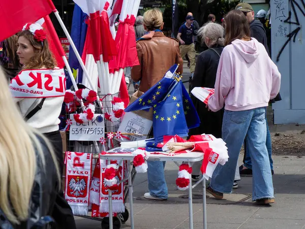 Polonya ulusal bayrağı ve yurtsever hediyelik eşyalar satıcılarla birlikte açık hava pazarında sergileniyor.
