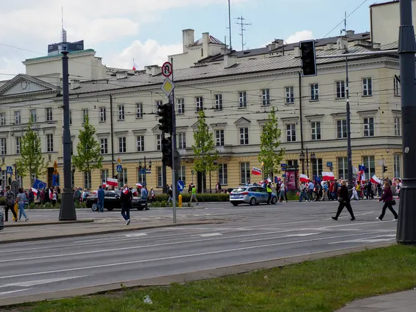 Klasik mimarisi olan tarihi Avrupa şehir meydanı ve Varşova kentsel sahnesinde toplanan insanlar