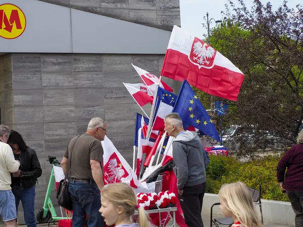 Siyasi gösterilerde Polonya ve Avrupa Birliği bayrakları sergilenirken, destekçiler metro istasyonu yakınlarında toplandı
