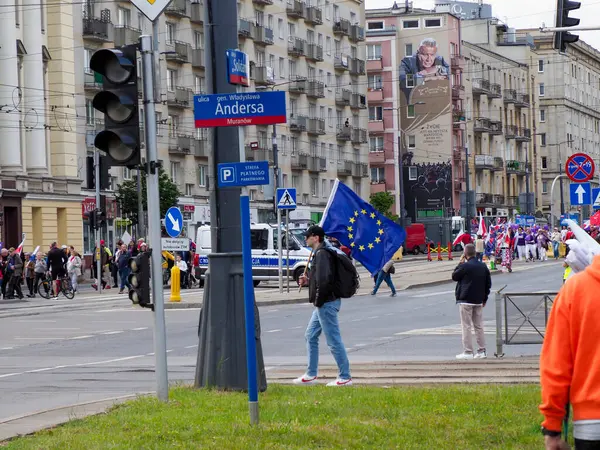 Varşova şehir caddesinde demokrasi yanlısı mitinglere katılan Polonya ve Avrupa bayraklarıyla büyük bir kalabalık