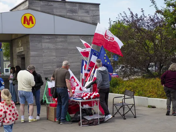 Polonya ve AB bayraklarıyla Avrupa yanlısı gösteriler, Varşova 'da sivil katılımın ve siyasi katılımın gösterildiği