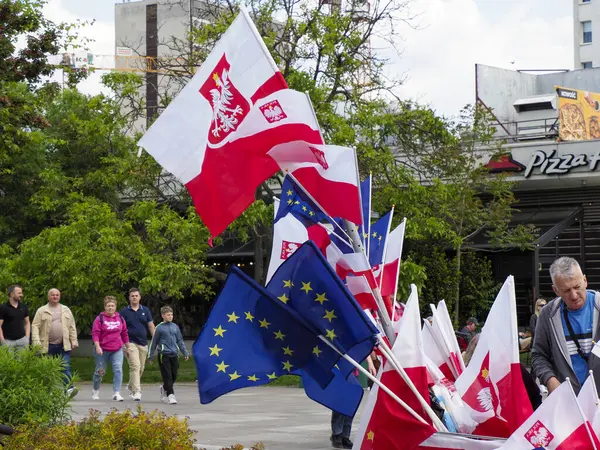Varşova siyasi gösterileri sırasında sokak köşesinde belirgin şekilde Polonya ve Avrupa bayrakları sergilendi