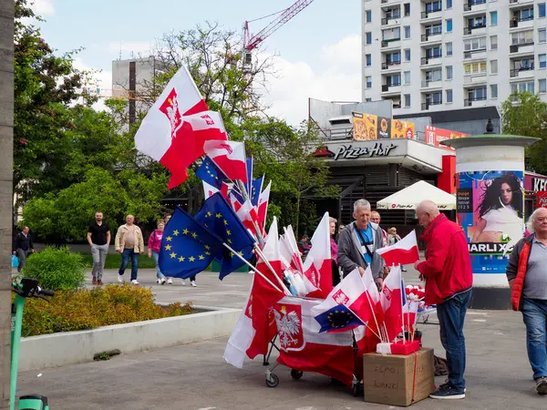 Varşova 'daki siyasi mitingde göstericilere Polonya ve Avrupa Birliği bayrakları satan bayrak satıcısı