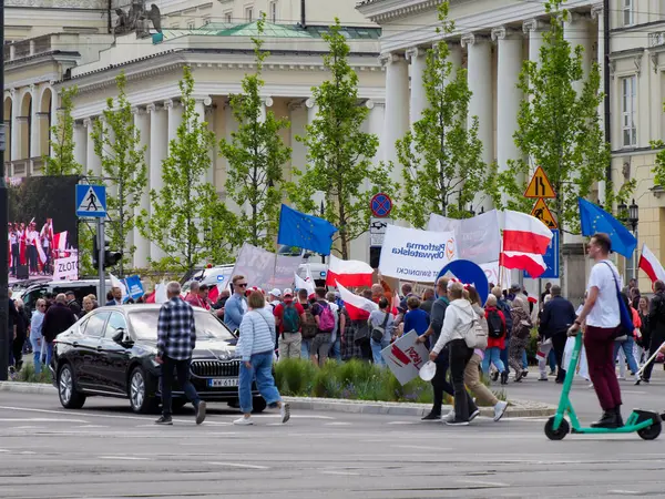 Kırmızı ve beyaz Polonya bayraklarıyla büyük bir kalabalık Varşova şehir sokaklarında vatansever yürüyüşüne katılıyor.