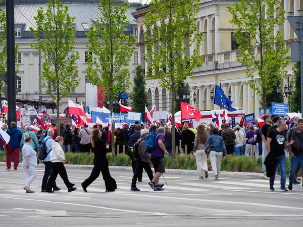 Vatansever yürüyüş katılımcıları Varşova şehir merkezinde düzenlenen ulusal kutlamalarda Polonya bayraklarıyla yürüyorlar
