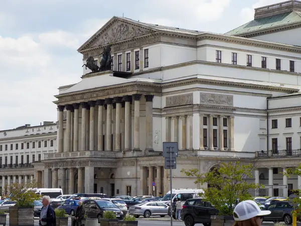 Büyük neoklasik mahkeme binası sütunlu cephe ve merkez Varşova 'daki plazayla çevrili.