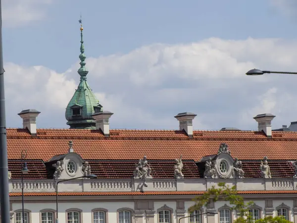 Zarif barok saray cephesinde kendine özgü yeşil bakır kubbeyle dekoratif mimari ayrıntılar yer alıyor.