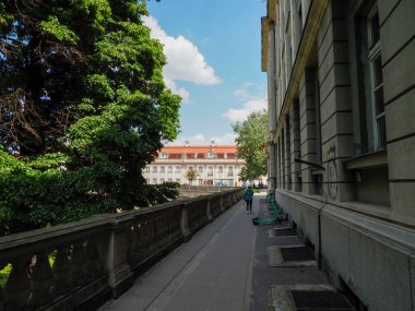 Tekrarlayan mimari elementlerle dolu uzun beton koridor modern yapıda perspektif ve geometrik desenler oluşturuyor.