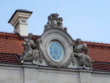 Tarihi barok saat kulesi dekoratif heykeller ve Avrupa mimari mirası ve işçiliğinin sergilendiği süslemeli taş işçiliği