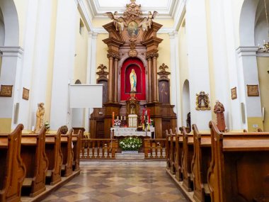 Muhteşem bir barok kilisesi. Kemerli mimarinin altında kırmızı dini bir ikon sergileniyor.