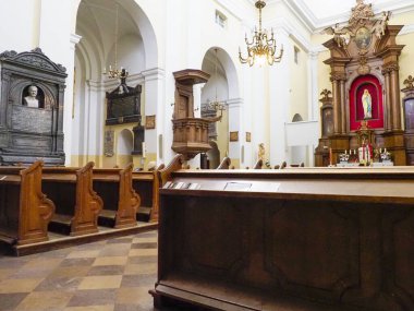 Süslü ahşap günah çıkarma kabinine sahip zarif kilise iç mimarisi oyulmuş dini süslemeler ve geleneksel Katolik mimari unsurları