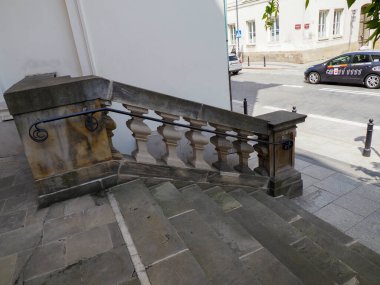 Klasik mimari tasarım ve işçiliğin sergilendiği kilise girişine giden süslü demir parmaklıklı tarihi taş merdiven.