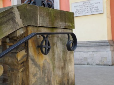 Tarihi demir mekanizmasının yakın plan ayrıntıları tekerlek ve teçhizat sistemi, eskimiş taş tabanına monte edilmiş, klasik dini mekanizmaları gösteriyor.