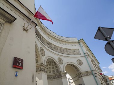 Süslü mimari unsurları ve mavi gökyüzü arkaplanı olan tarihi barok kilise kubbesinin ayrıntılı görüntüsü