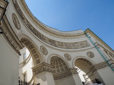 Dekoratif kemerler ve klasik sütunlarla barok kilise cephesinin düşük açılı mimari fotoğrafçılığı