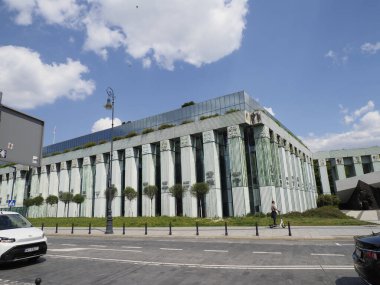 Şehir ortamında cam cepheli ve çağdaş mimari tasarımı olan modern hükümet binası