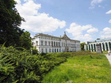 Zarif beyaz hükümet kompleksinin panoramik görüntüsü. Klasik mimari yemyeşil ile çevrili.