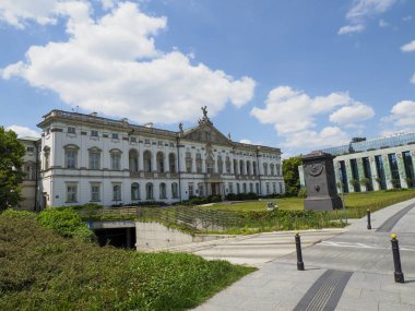 Klasik beyaz mimarisi ve yeşil çevresiyle başkanlık sarayı kompleksine geniş bir bakış açısı