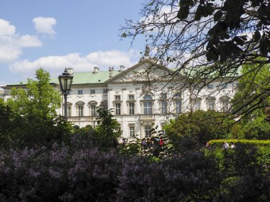 Süslü mimarisi olan tarihi neoklasik saray binası çiçek açan bahar bahçeleriyle çevrili.