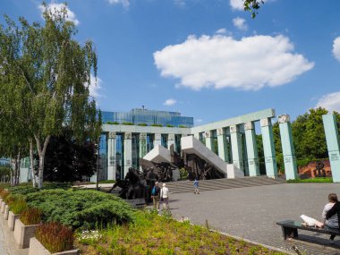 Parlak güneşli bir günde müze binası ve anıt meydanı olan Varşova Ayaklanması Anıtı