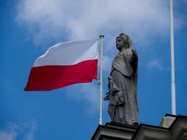 Varşova 'da ulusal bayrağın dalgalandığı Polonya heykeli mirası anısına mavi gökyüzüne dikildi.