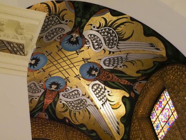 Dini sahneleri canlandıran süslü altın tavanlı fresk. Canlı vitray pencerelerle. Tarihi kilise içini aydınlatan.