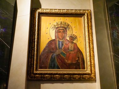 Taç giymiş Madonna ve çocuğunun özenle hazırlanmış altın dekoratif çerçeveli barok dini tabloların yakın çekimi
