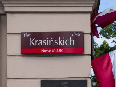 Tarihi Varşova sokak tabelası Eski Şehir bölgesinde kırmızı Polonya bayrağı taşıyan bir meydan gösteriyor.