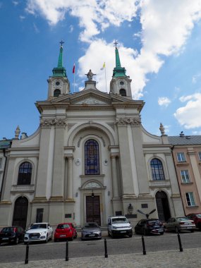 Dini mirası gösteren bulutlu gökyüzüne karşı dekoratif mimarisi olan Barok kilise kulesi.