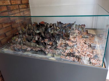 Modern müze sergi çantasında sergilenen tarihi molozların ve kalıntıların yakın görüntüsü