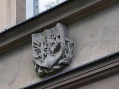 Tarihi yapı köşesine oyulmuş süslü taş Heraldik Kartal amblemi
