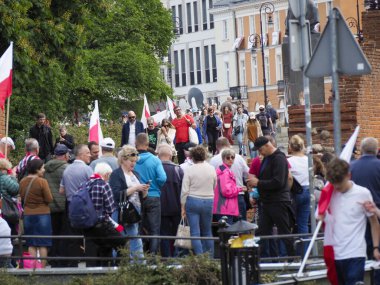 Açık hava gösterilerinde ya da şehir merkezinde bayraklı protesto etkinliklerinde toplanan büyük bir kalabalık