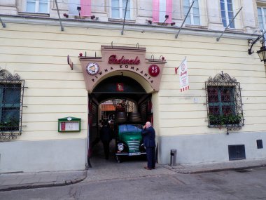 Geleneksel Polonya restoranının yakın görüntüsü. Klasik kırmızı tabelası ve girişi var.