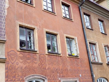 Avrupa 'nın eski kentinde dekoratif cepheleri ve geleneksel pencereleri olan renkli tarihi apartman binaları