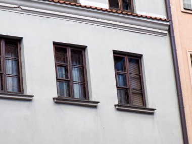 Birden fazla penceresi ve temiz minimalist mimari tasarımı olan modern beyaz konut binası