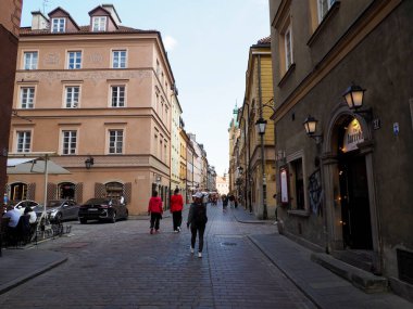 Avrupa 'nın eski semtinde yayaların yürüdüğü tarihi kaldırım taşı caddesi