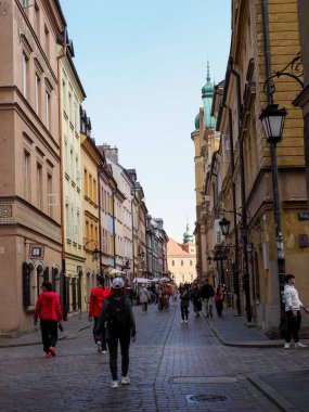 Turistler ve yerliler Avrupa 'nın tarihi şehir merkezinde pitoresk kaldırım taşı caddelerinde geziniyorlar