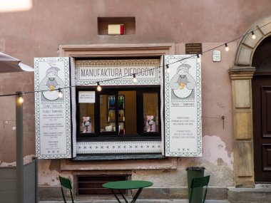 Geleneksel Avrupa mağazası vitrininde tarihi eski şehir ortamında eski tabelası ve yeşil ahşap panjurları var.