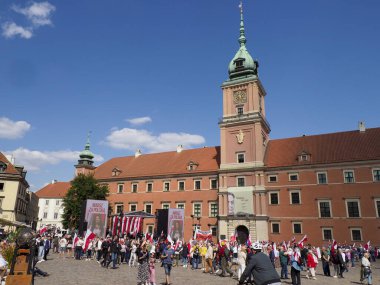 Royal Castle Varşova 'nın geniş açılı görüntüsü. Kültür festivali sırasında kalabalık olacak.