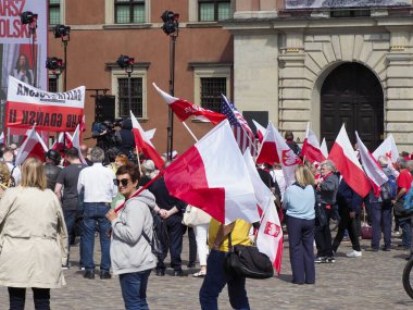 Varşova eski kasaba meydanında Anayasa Günü kutlamaları sırasında kırmızı ve beyaz bayraklarla bir araya gelen Polonyalı vatansever kalabalığı