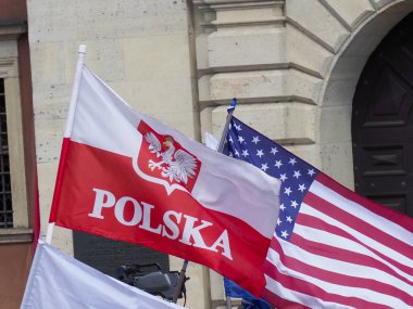 Polonya ve ABD bayrakları Varşova 'da düzenlenen diplomatik tören sırasında klasik mimari önünde birlikte dalgalanıyor