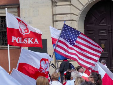 Varşova 'da uluslararası dostluğu kutlayan vatansever gösteriler sırasında Polonya ve Amerikan bayrakları birlikte sallanıyor.