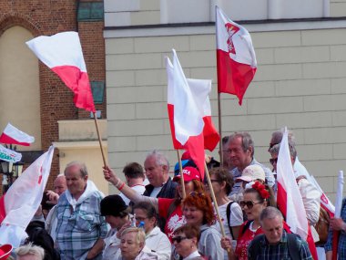 Ulusal etkinlik sırasında Varşova 'nın tarihi şehir merkezinde barış içinde gösteri yapan bayraklı Polonyalı protestocular