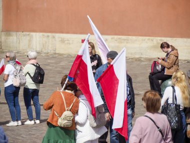 Coşkulu protestocular açık hava siyasi mitingleri sırasında Polonya bayraklarını sallayarak ulusal amaçlara büyük destek veriyorlar.